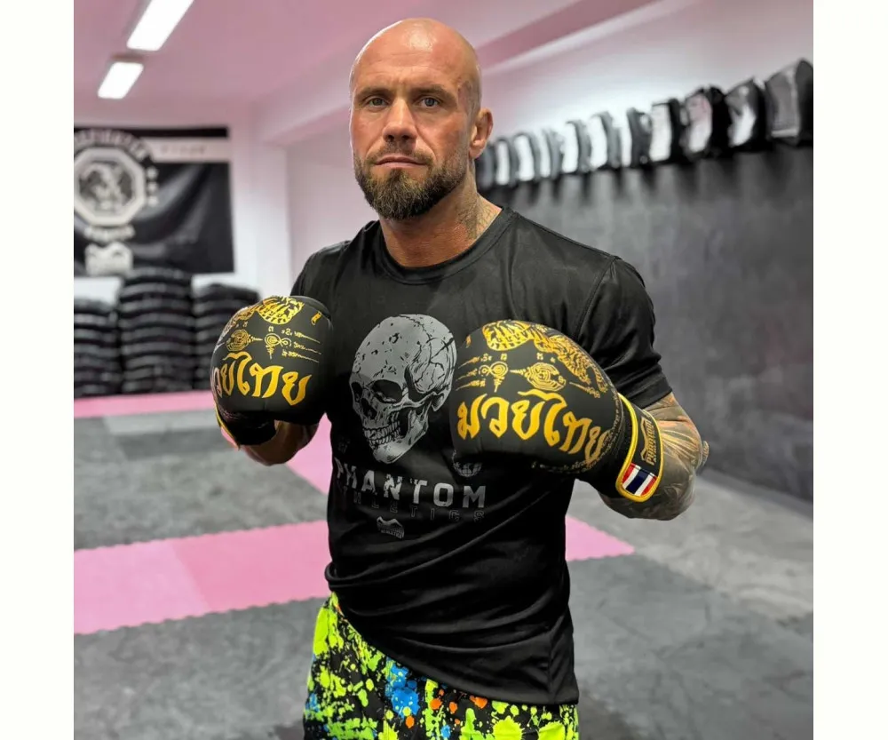 Боксерские перчатки Phantom Muay Thai Black Gold (Бинты 4м. в подарок)